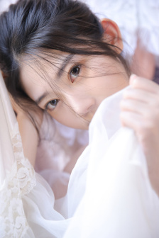 宝宝把腿抬起来靠墙上怎么回事