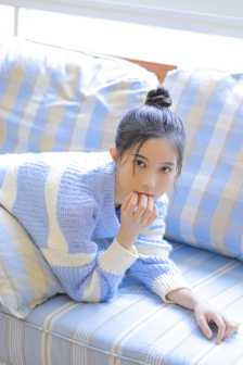 军训女生吊带滑落被网友看光